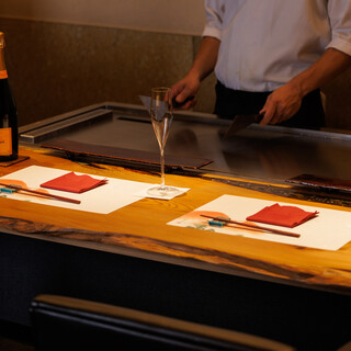 臨場感を楽しめるカウンター席で過ごす、上質な時間