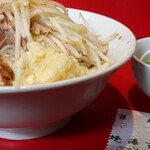 ラーメン二郎 - 汁なし半分＋ニンニク多め＋青ネギ