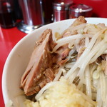 ラーメン二郎 - 豚の厚み