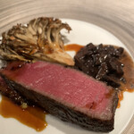 蒼 - この流れのメインでこのボリューム？と感じるかもしれませんが、ペロリなのですよ、ペロリ！
      とにかく脂の融点が低い但馬玄だからこそ。しかもシャトーブリアン♪
      こりゃあ、過去最高の美味しさだわい！