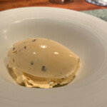 蒼 - 出たー！白トリュフアイス！
      するかね？アイスに（笑）。
      ところが、これが信じられないぐらい合うんです！というより、合うように作ってくれるのです♪