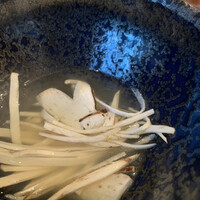 蒼 - いつもの極上コンソメに、松茸を加えて。
                もちろん香りが増し増しです♪
                峯村シェフの本領である純度を思うと、鱧だけでいい気もしたり…
                想像世界で贅沢に飲み比べしてみる（笑）