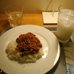 maru - キーマカレーとカルピスソーダ