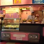 花畑牧場カフェ 生キャラメル＆アイスクリーム - ピンクな店内