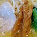 錦 大館本店 - チャーシューとメンマ、小松菜