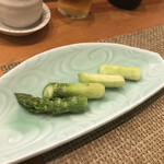 Sushi Dainingu Matsuyuki - 写真じゃわかりませんがジャンボアスパラ〜アスパラさっと素揚げして焼いてきてくれてます　byまみこまみこ