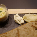 h Saint de gourmand - スモークサーモンマリネの付け合わせのシルクスイートの冷製スープ、レモンサワークリーム、ポムピューレ