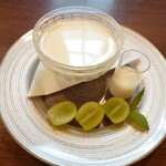 DAIBAN COFFEE cafe - 別の日のコーヒーのブラマンジェ780円✨フランス語で「白い食べ物」を意味するスイーツ。とろけるようななめらか食感です。お好みで練乳を。