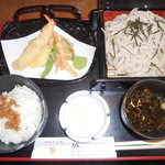 Teuchi Sobadokoro Saka - 風味豊かな手打ちそばと、カラッと揚げられた天麩羅は抹茶塩でいただきました