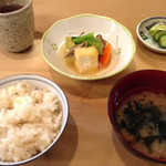 日本料理 松下 - 鯛飯、煮物、お新香、お味噌汁