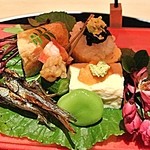 日本料理 百屋 - 鯛の子にこごり・玉子のお寿司・海老ともろきゅう・田作・生ゆばの玉子豆腐・空豆