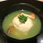 日本料理 百屋 - はまぐりのしんじょうと胡麻豆腐のうすい豆のすりながし