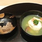 日本料理 百屋 - 椀物：はまぐりのしんじょうと胡麻豆腐のうすい豆のすりながし