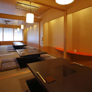 All seats have sunken kotatsu seats! We have large and small private rooms and reserved spaces, so it's perfect for parties!