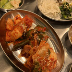 韓国酒場コッキオ グランスタ八重北店 - 美味しいキムチやナムルの盛り合わせ！