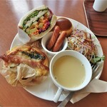 BAKERY&CAFE  Green Grass - たっぷり野菜厚切りサンド　選べるパンランチ
