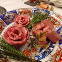 焼肉 拍手喝采 - 国産タンの厚切り　薄切り