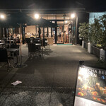 RESTAURANT 1899 - テラス席とその奥が店舗