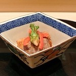 日本料理 百屋 - 低温調理のイチボの新玉ソースかけ　太市のタケノコ添え