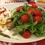 トラットリア 29 - モッツァレラ ブッラータとトマトとルッコラのサラダ