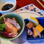 ハイパーリゾート ヴィラ塩江 レストラン四季 - 本日の鮮魚三種盛り吹き寄せ盛り　ボタンエビ、オリーブハマチとタチウオ炙り　右は前菜