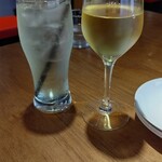 Naha Suteki - 炭酸弱いライムサワーと白ワイン