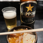 Kuroda - サッポロ黒大瓶(650円)とお通しのもつ煮