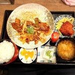 普通の食堂いわま - 『今日のランチ（牛バラ肉と玉葱のBBQソース炒め、鶏の唐揚げ、マカロニサラダ、冷奴、漬物、ごはん、みそ汁で税込900円）