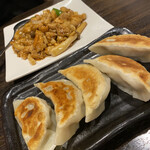 24時間 餃子酒場 - ここ最近の餃子にしてはボリューミー❗️気持ちコナっぽいかな　　ナッツ炒めは相変わらず旨い❗️