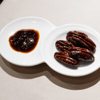銀座嘉禅 - ピーカンナッツの飴炊き、自家製豆板醤