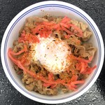 Yoshinoya - さらに紅生姜をのっけて、七味をふりかけます。