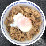 Yoshinoya - 朝牛セットの半熟玉子は牛丼にのっけます。