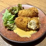海鮮と釜飯のお店 魚義 - ズワイガニのクリームコロッケ〜ウニソース〜