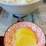 ひさご食堂 - 沢庵も付きやす