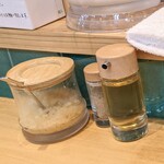 はるちゃんラーメン - 調味料　刻みニンニク、胡椒、酢