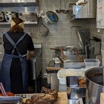 はるちゃんラーメン - 厨房、店主さまのワンオペ