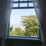 Jolly Jellyfish - ２階窓から函館の街と海