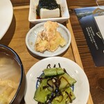 キッチン あお - 気の利いた小鉢３品
      生海苔奴？たらこポテサラ？キュウリ
      どれも美味くて酒のアテにも良さげ