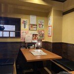 Goemon - 店内はテーブル席が隔離されてるような
                        
                        作りでありますが…あんまりお客様いないので、
                        
                        厨房からほど近くマスターから近い位置で
                        
                        この日ひ飲みました。