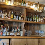 キッチン あお - 夜は肉バルとなこと
      カウンターの眺めが素晴らしいと言うか誘惑的
      これらの酒が昼も飲めるかは未確認