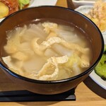 キッチン あお - 具だくさんな味噌汁
      味噌は薄めで出汁の味で食わすタイプ
      具は日替わりかも知れないが
      白菜が入ってたので嫌いな人はご注意
      って白菜の嫌いな人は一人しか知らないが