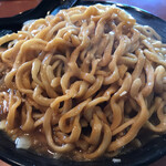 ラーメン二郎 - あっという間にこの色に染まったウェーブ太麺のカタカタ。