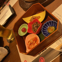 和牛焼肉 神楽坂 牛ます - コースの始まりは前菜「キムチとナムルの五種盛」
                    懐石風に出てきて女子受けしそうです。