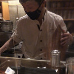 とり喜 - 焼き加減を見る真剣な目