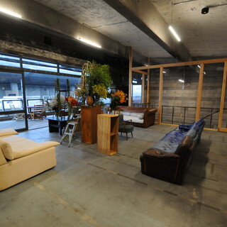 アップサイクルされたソファが並ぶゆったり空間