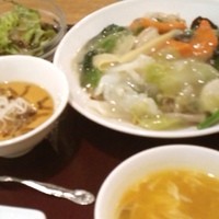 中国料理 大湖苑  - 十三の「大湖苑」各種ランチが税込み千円均一です。今日は海鮮あんかけ焼きそばにしました。大ぶりのイカ,海老,ホタテ貝柱が入ってる〜。(^O^)
                コロッケ,中華茶碗蒸し，サラダ,人参フカヒレスープ付きで、ご飯お代わりできます。 ^_^
                車で来ても駐車サービスがあるのが嬉しいねえ。
                
                