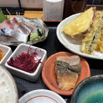 魚菜屋 - 刺身、煮魚、天ぷらなど盛り盛り