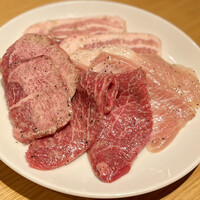 ビーフキッチン 恵比寿店 - ランチセットの塩4種：上タン／ウワミスジ／豚トロ／豚バラ