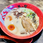 ラーメン まこと屋  - 5分弱で提供、木耳のコリコリ、味濃いめのしっかり煮込まれた焼豚、煮卵もイイ。スープは半分残しで。