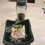 Goenya Hashimura - お通しのちょっと良い豆腐。藻塩で頂く珍しいスタイル(イベント時のみなのか、卓上には調味料なし)。凄く旨ーいとかはないけど安心感はあるスタート(^ ^)